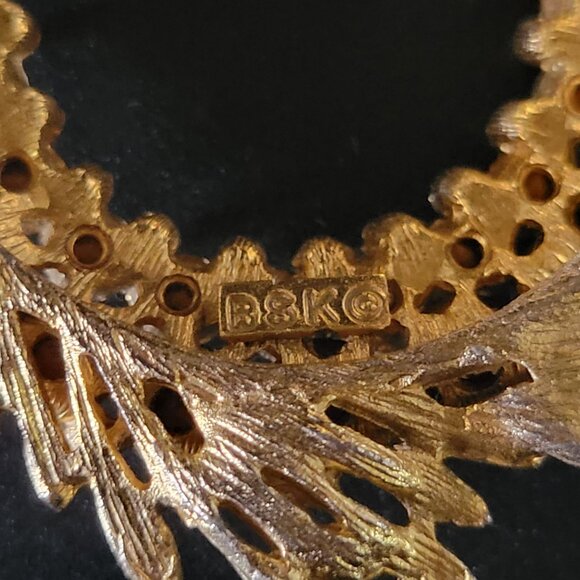 Vtg BSK Gold Tone Clear Rhinestone & Faux Pearl Brooch Round Wreath Shape *Read - Picture 3 of 5